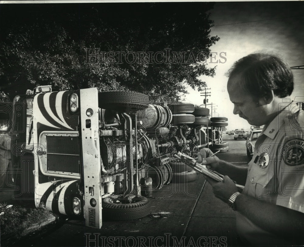 1981 Press Photo Accidents - 18-wheeler overturned on West Harrison Avenue. - Historic Images