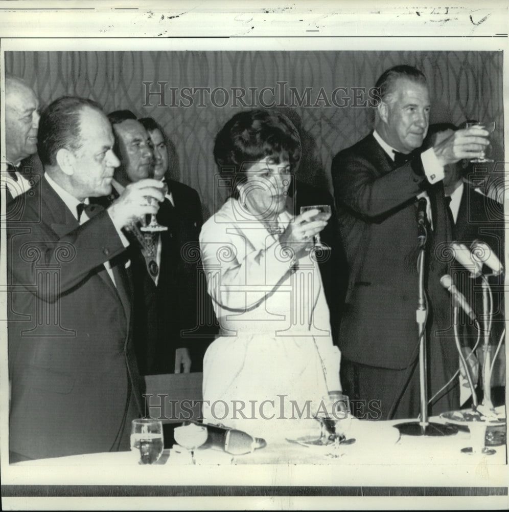 1971 Press Photo Vice President Spiro Agnew raises glass for a toast. - Historic Images