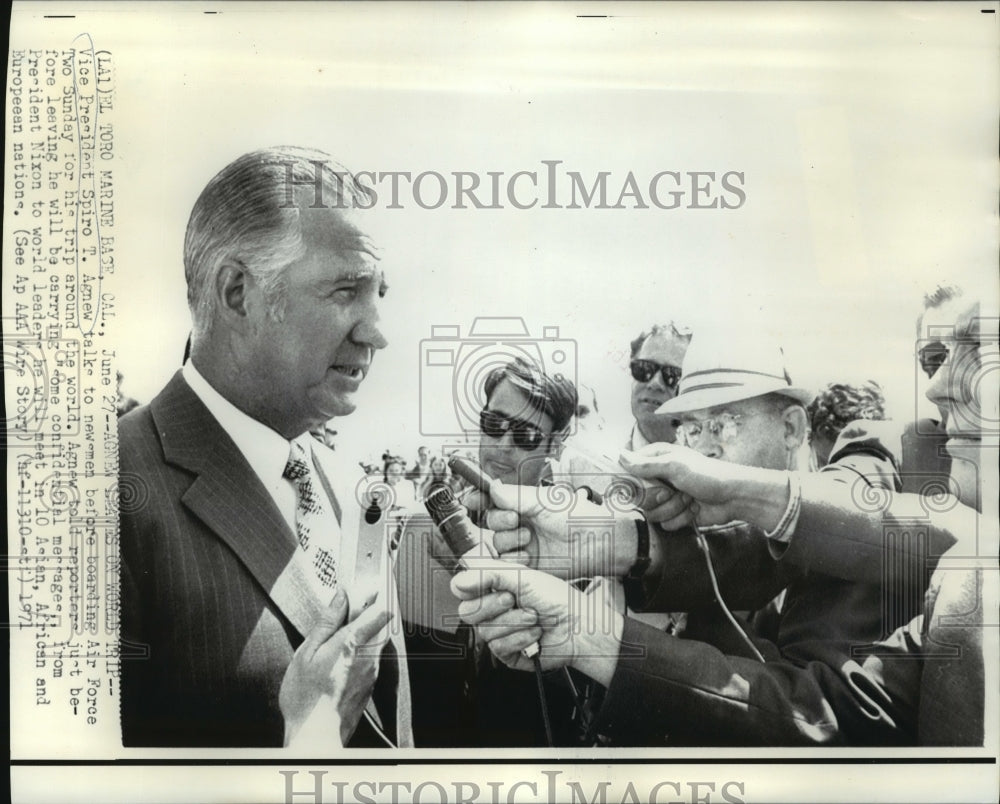 1971 Press Photo Vice President Spiro Agnew talks with newsmen at El Toro Base. - Historic Images