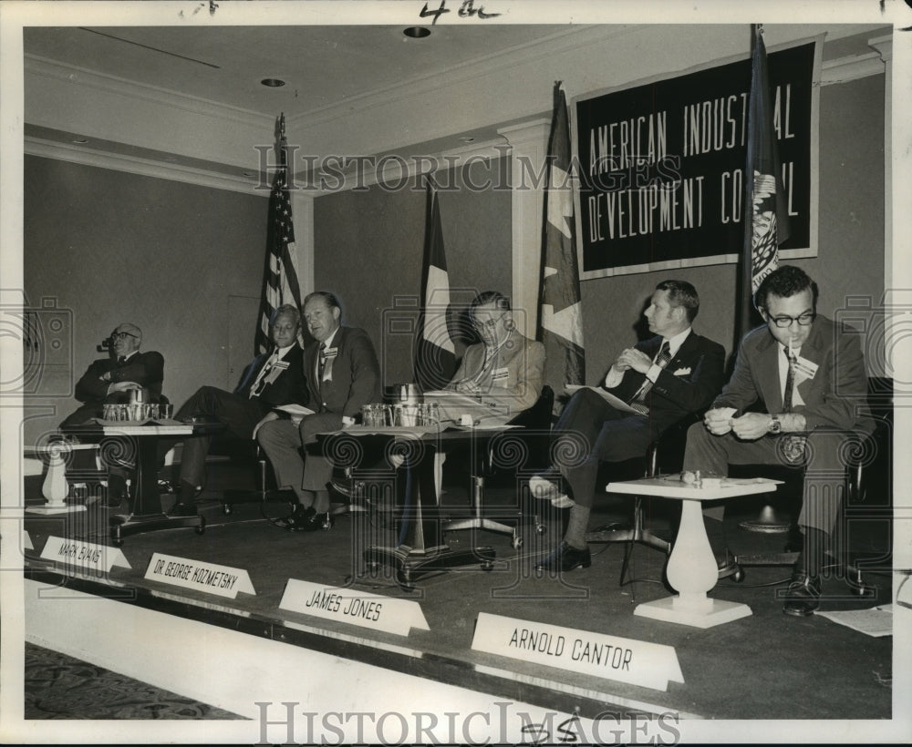 1973 Press Photo Mayor Moon Landrieu at American Industrial Development Council. - Historic Images