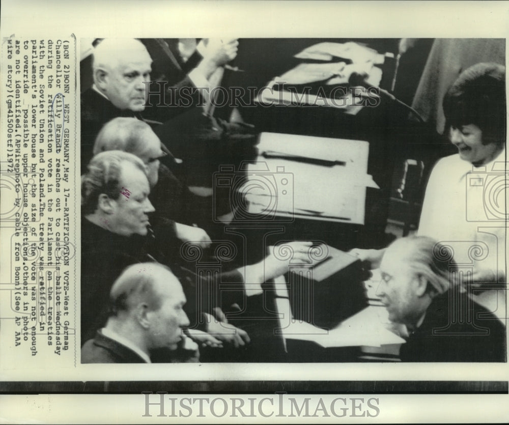 1972 Press Photo West German Chancellor Willy Brandt casts ballot - Historic Images