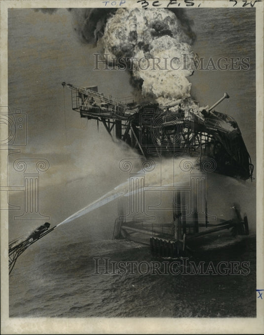 1971 Press Photo Amoco-Fire in Gulf of Mexico Rig, Amoco's 215 B platform. - Historic Images
