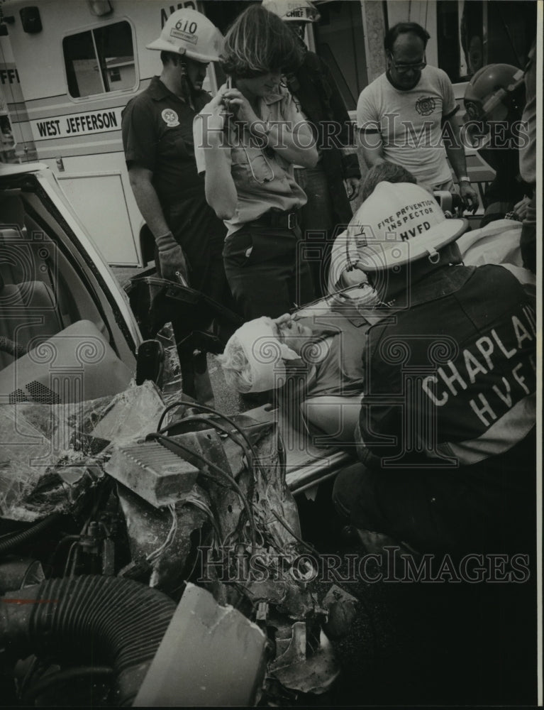 1982 Press Photo Accidents- Chaplain prays over man trapped in car Sunday. - Historic Images