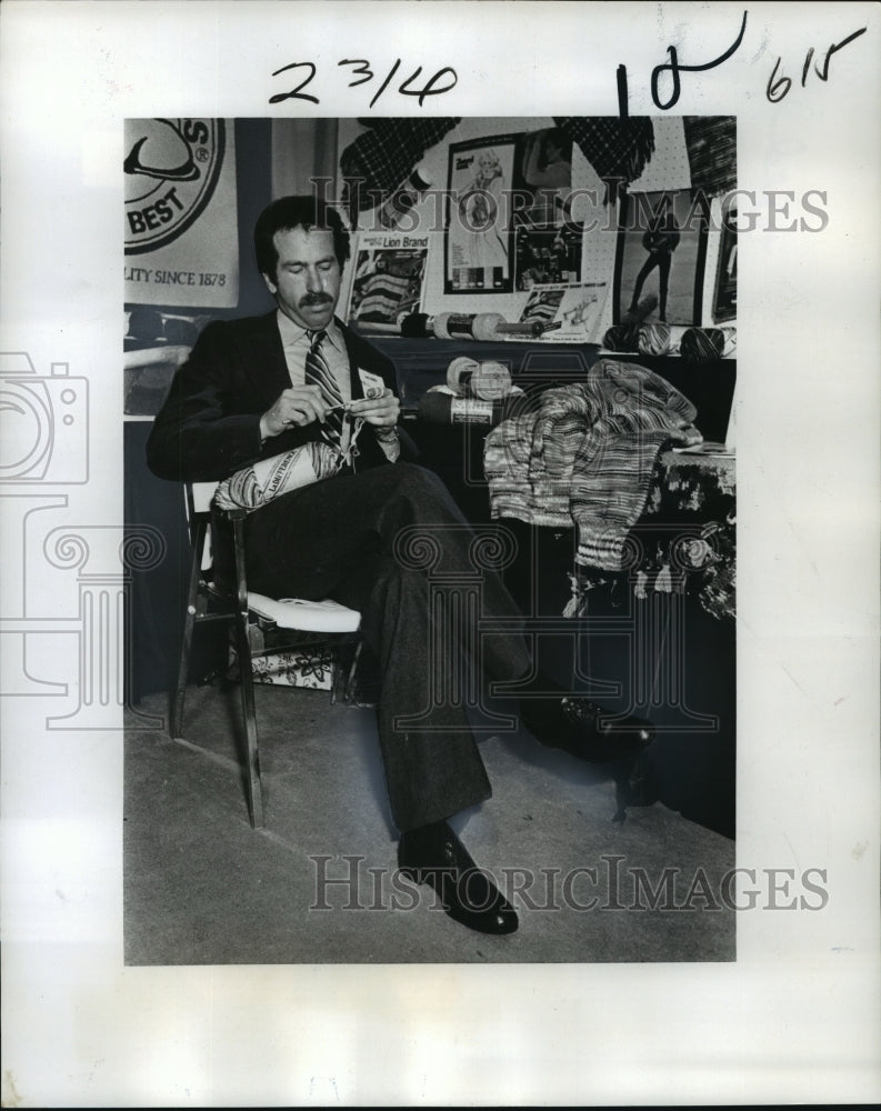 1978 Press Photo Crocheter in a business suit- David Blumenthal - Historic Images