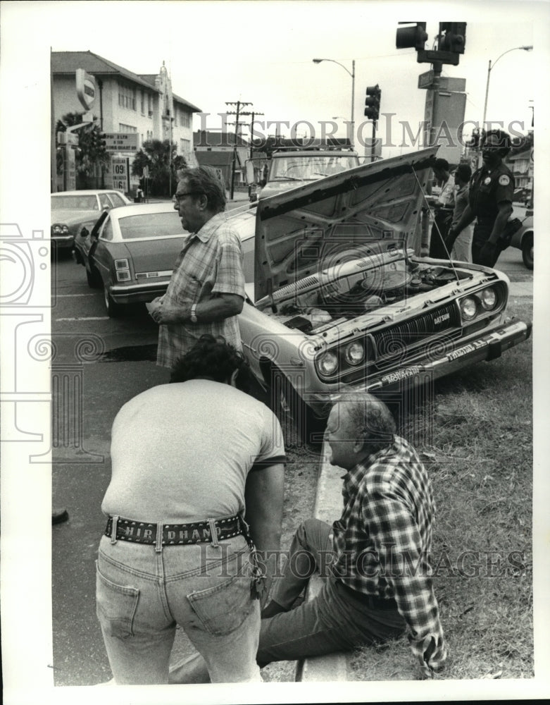 1982 Press Photo Accident - Police Check James B. Cooper &amp; Robert Dupclay Wreck - Historic Images