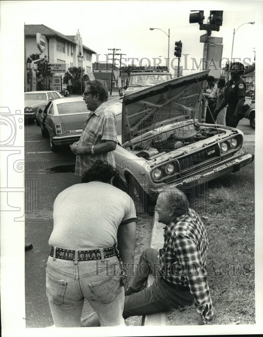 1982 Press Photo Accident - Police Check James B. Cooper & Robert Dupclay Wreck - Historic Images