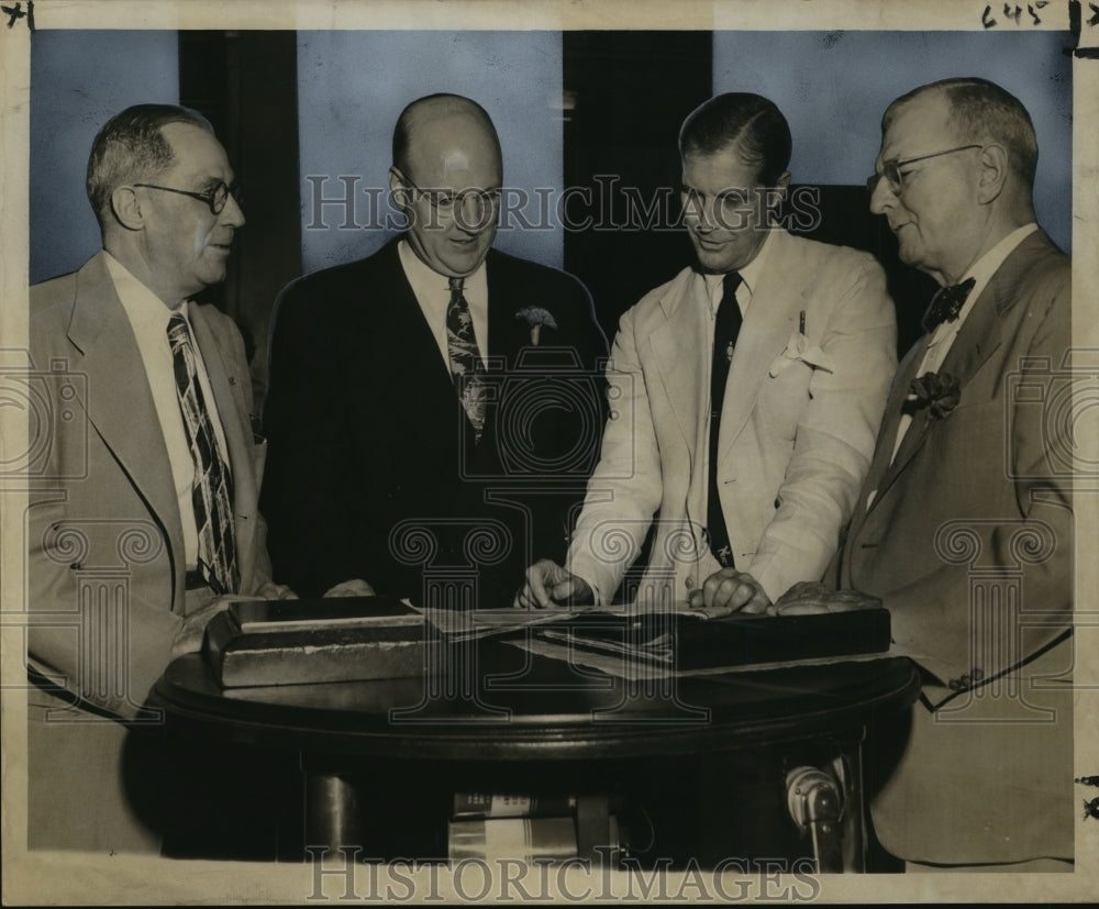 1949 Press Photo On the trading floor of the New Orleans Cotton Exchange. - Historic Images