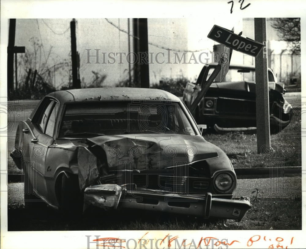 1983 Press Photo Accidents - Two Cars Hit Utility Poles at Earhart &amp; S. Lopez - Historic Images