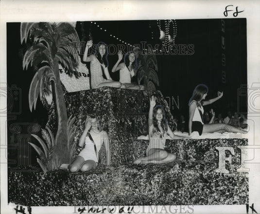 1968 Press Photo American Legion National Convention Parade Georgia girls float - Historic Images
