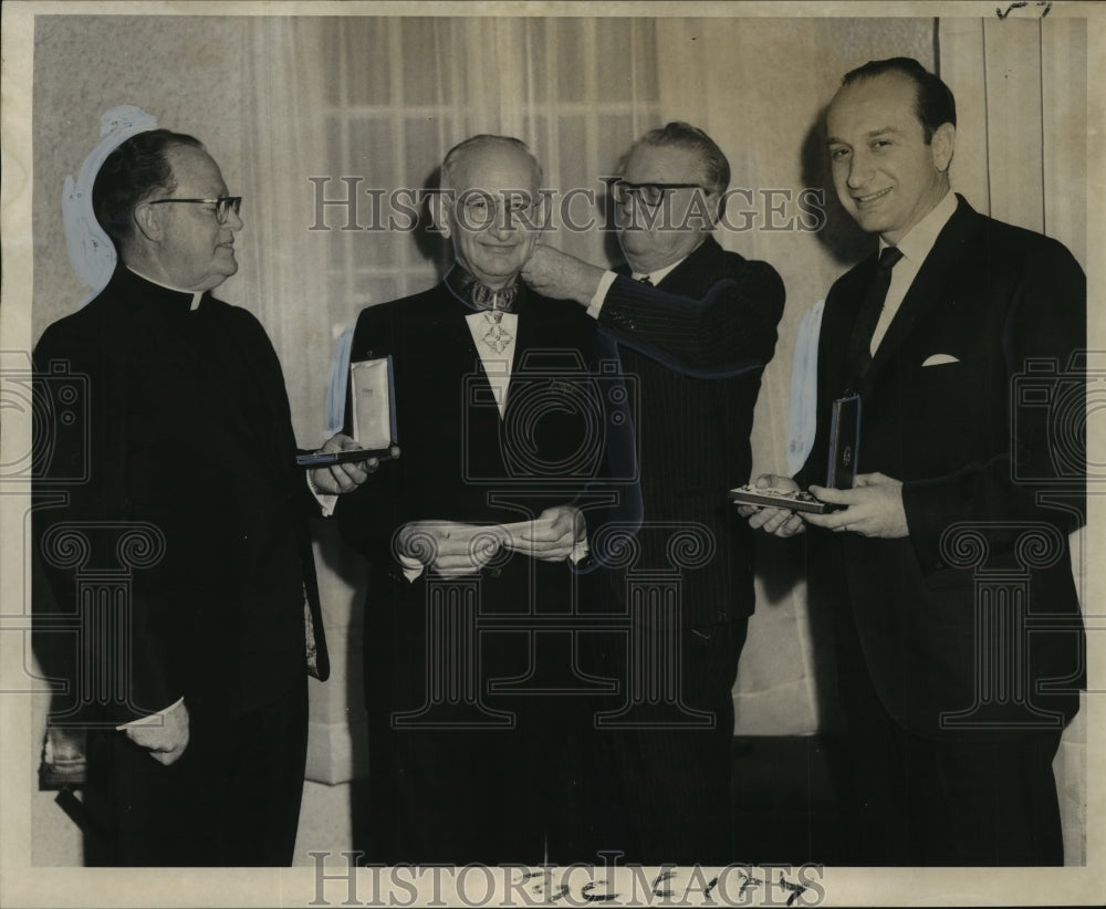 1969 Press Photo Dr. Alfredo Lenzi consul general of Italy and Dr. John Adriani - Historic Images