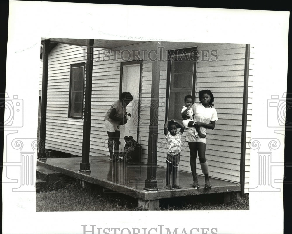 1986 Press Photo Cynthia Bron with children Marcellus, Sea &amp; Laquinta at home - Historic Images