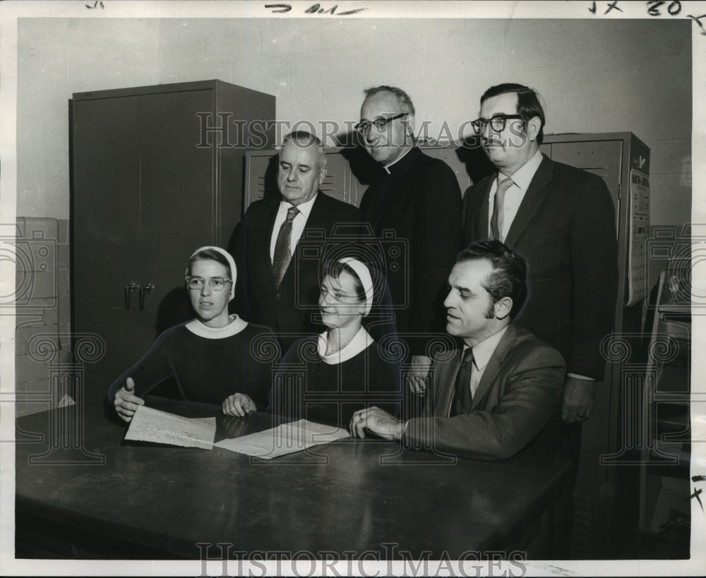 1971 Press Photo Seminar on Irish Channel problems in Bishop Polk Hall Church - Historic Images