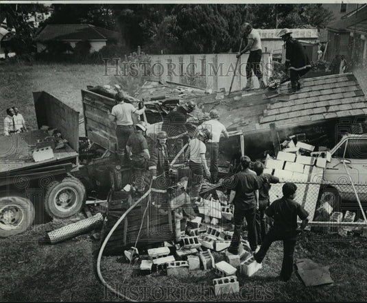 1981 Press Photo Auto Accident- Firemen removing body from fatal crash - Historic Images