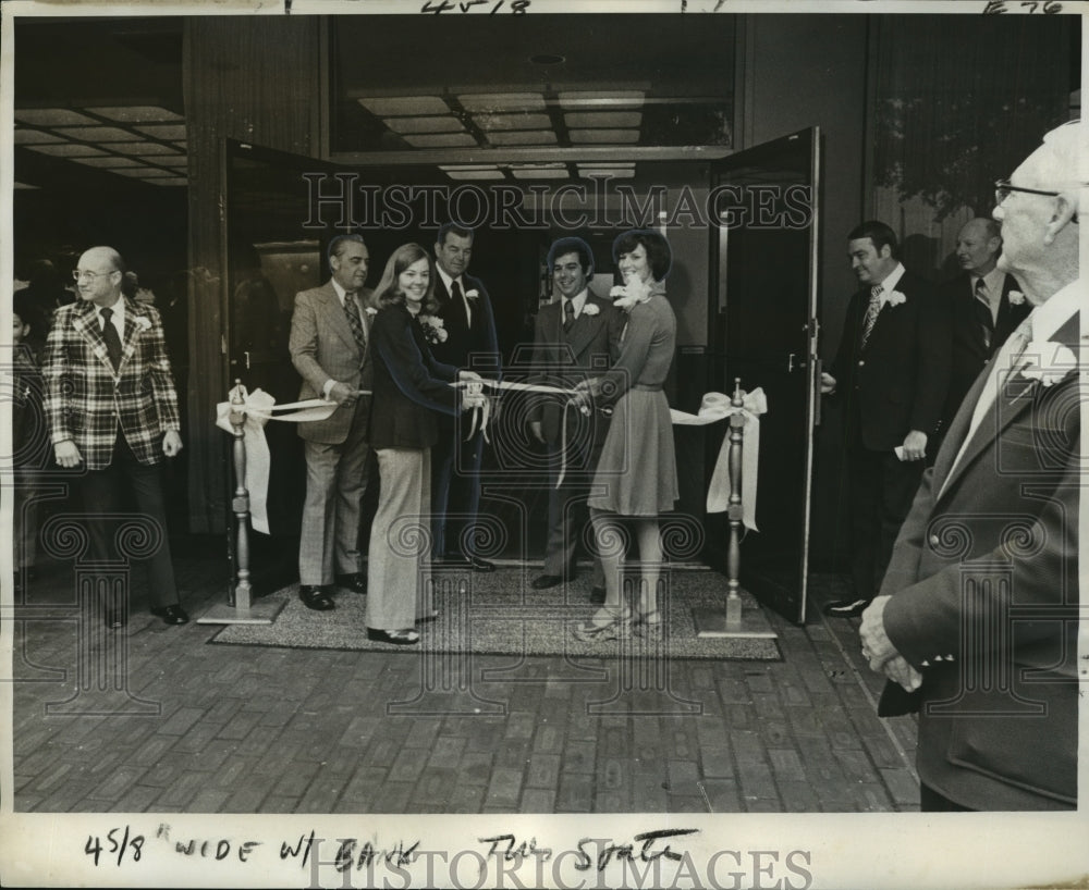 1975 Press Photo Bank of New Orleans ribbon cutting ceremonies on St. Charles - Historic Images