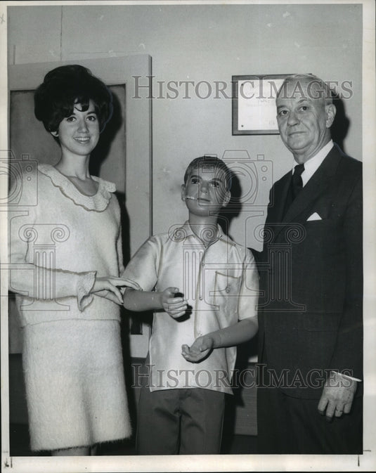 1969 Press Photo Miss Judy Willis and Dudley Andry with mannikin - noa15285-Historic Images