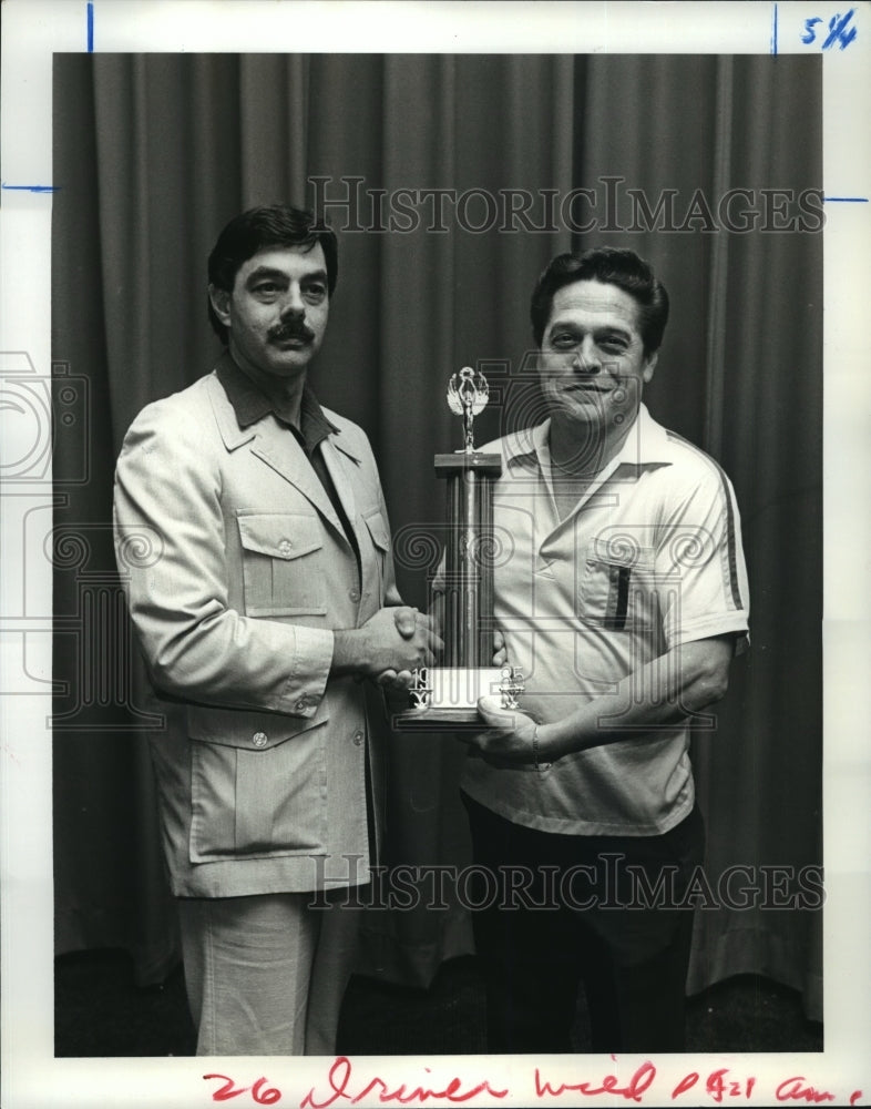 1985 Press Photo Eugene R. Anderson receives Electric Delivery System Trophy - Historic Images