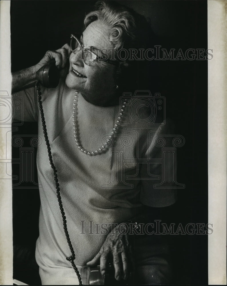 1971 Press Photo Mrs. Alice Alombro of the PBX Club Tele-Care program - Historic Images