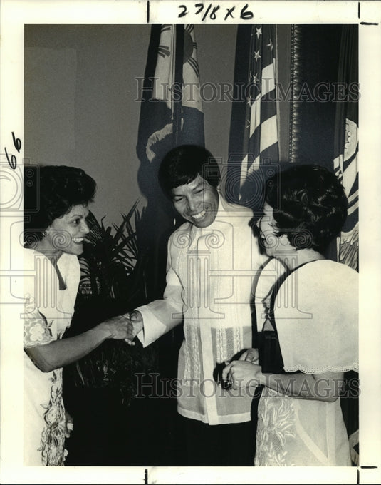 1979 Press Photo Mrs. Ernest N. Morial Consul Alfredo L Almendrala & wife Carmel-Historic Images