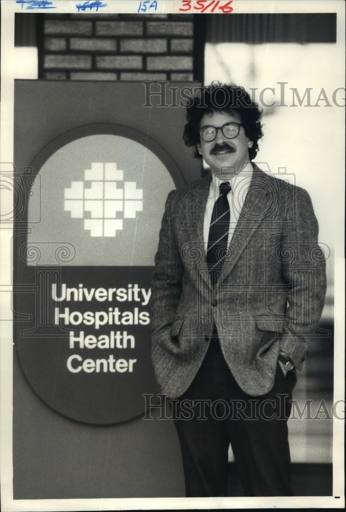 1986 Press Photo Dr. Paul J. Ambrosini standing outside Child Depression Clinic - Historic Images