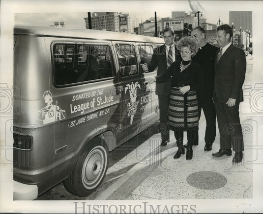 1972 Press Photo St. Jude league donates station wagon to Easter Seals - Historic Images