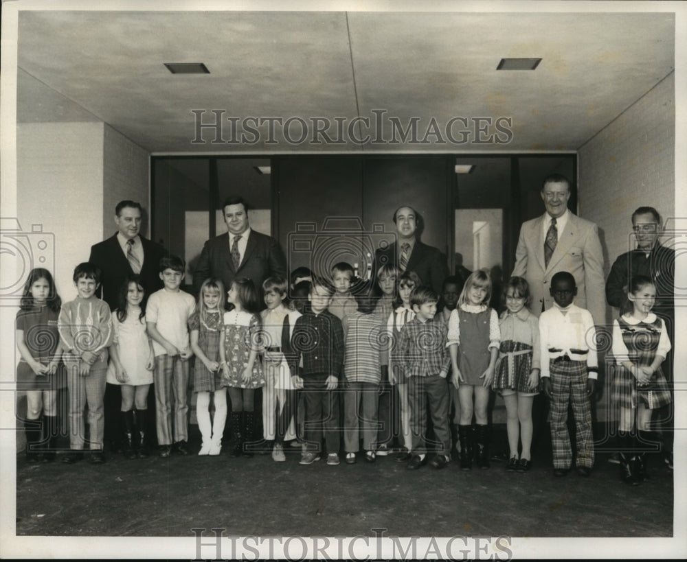 1971 Press Photo Anastasia Alexander Elementary School board with children - Historic Images