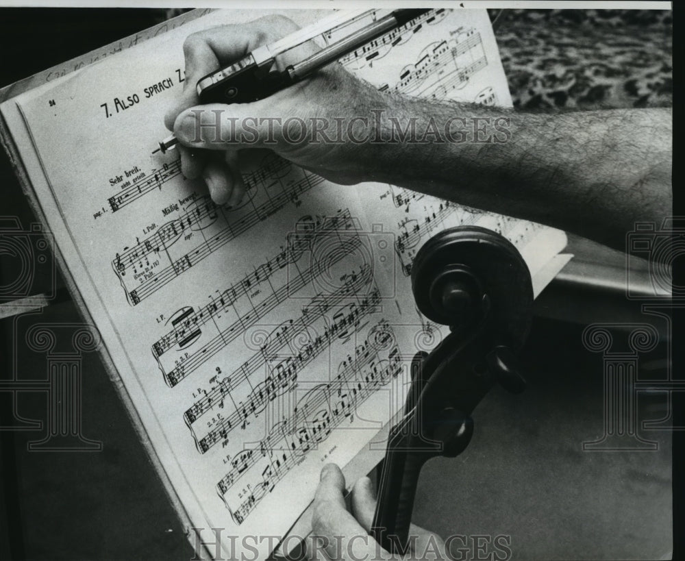 1977 Press Photo John Branch veteran violist with New Orleans Symphony - Historic Images