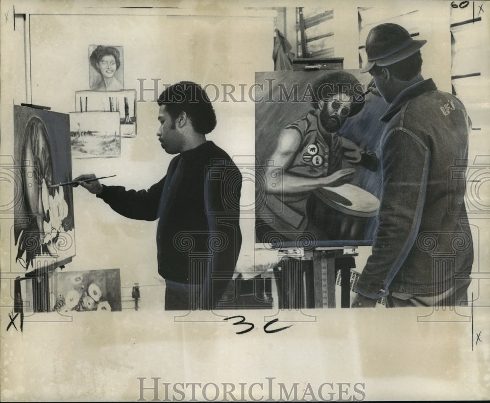 1974 Press Photo Robert Harris &amp; Ogie Richardson paint at Louisiana Penitentiary - Historic Images