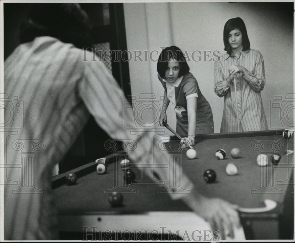 1969 Press Photo Annunciation High School - Gaby Baudy and Chavi Caleno - Historic Images