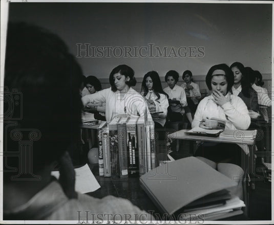 1969 Press Photo Annunciation High School - Guillermina Farmer's English Class - Historic Images