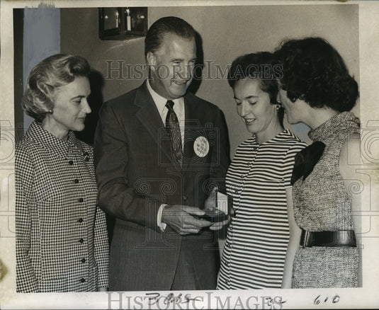 1970 Press Photo WYES-TV Auction - Spiro T. Agnew and Others at Event - Historic Images