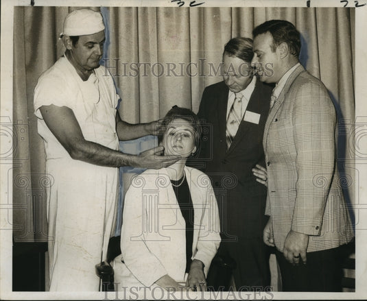 1970 Press Photo Mrs. Jaspet Checked by Dr. Jack Anderson, Dr. Beekhuis & Caplan - Historic Images