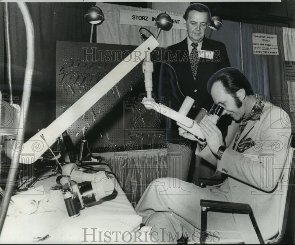 1976 Press Photo Dr. Michael E. Glascock with Dr. Jack Anderson Uses Microscope - Historic Images