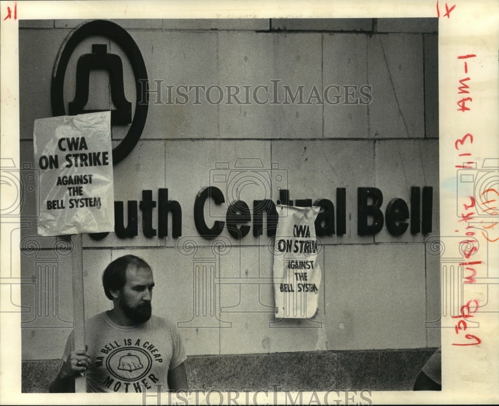 1983 Press Photo Ken Counts Walks Picket Line at South Central Bell Against AT&amp;T - Historic Images