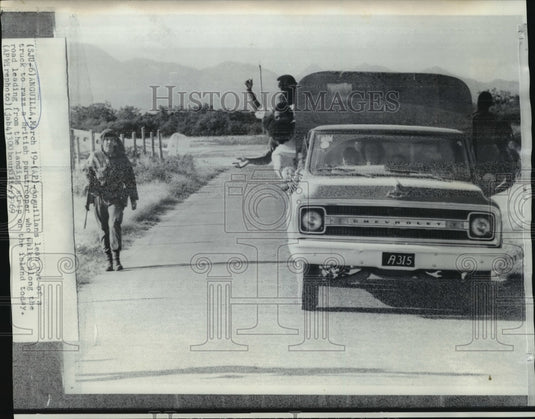 1969 Press Photo Anguillans lean out of truck of British Paratrooper - Historic Images