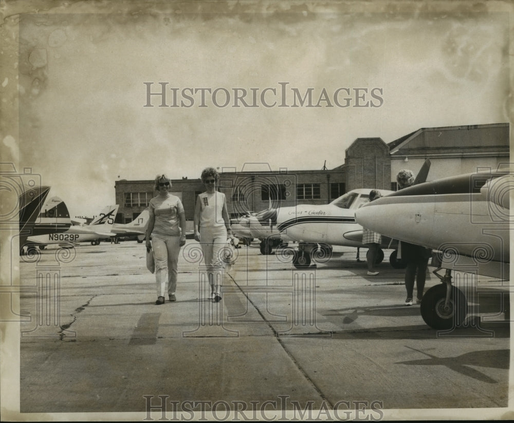 1969 Press Photo Angel Derby-New Orleans Airport Joy Courtney and Ina Walker - Historic Images