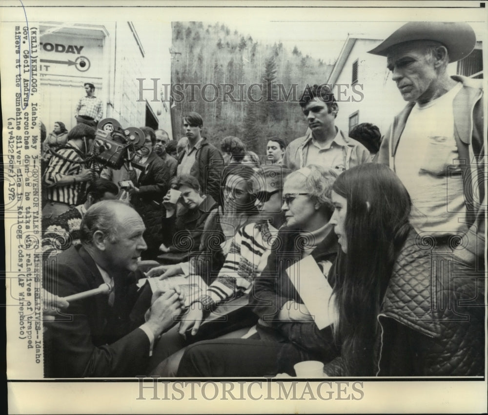 1972 Press Photo Governor Cecil Andrus Talks to Relatives of Trapped Miners - Historic Images