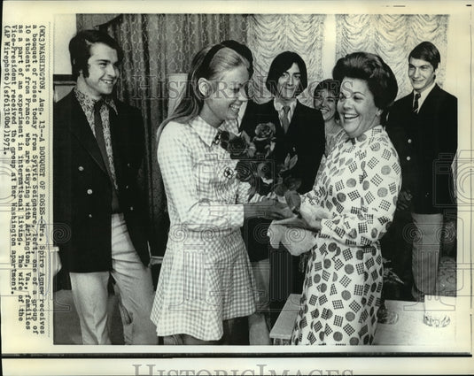 1971 Press Photo Judy Agnew and Sylvie Seigneure with French Students - Historic Images