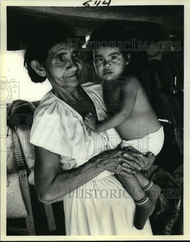 1985 Press Photo Miskito Indian Woman & Child at Nicaraguan Refugee Camp - Historic Images