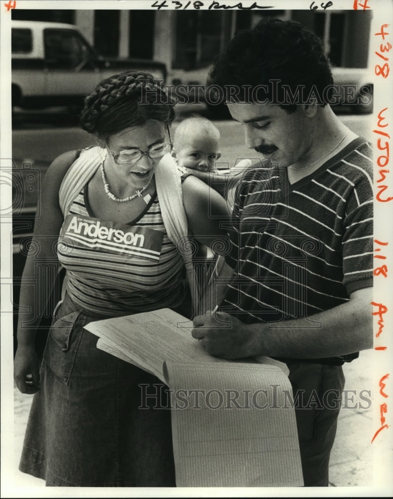 1980 Press Photo Judy Rohrer getting signatures for John Anderson campaign - Historic Images