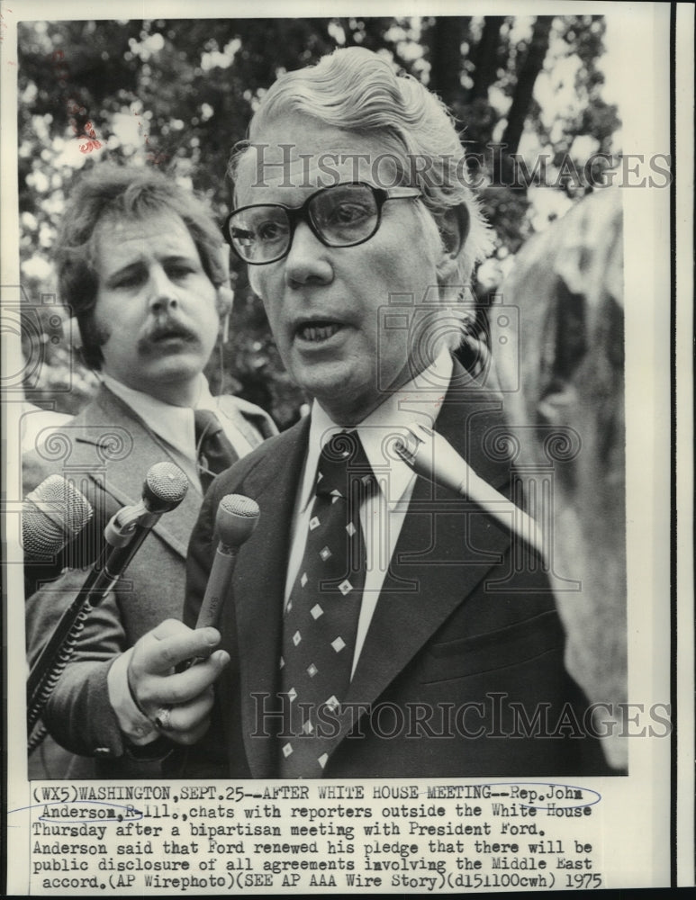 1975 Press Photo Rep. John Anderson outside White House talking with reporters - Historic Images