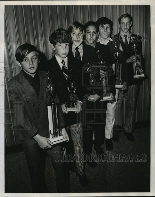 1971 Press Photo Awards Given to Students Pat Garrity, Eddie Sherwood & J. Roche - Historic Images