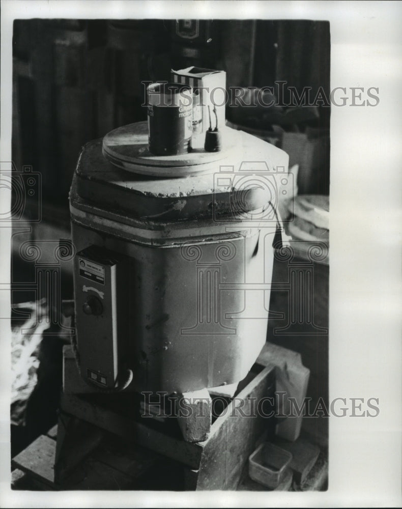 1975 Press Photo Kiln in James Angell&#39;s Studio - Historic Images