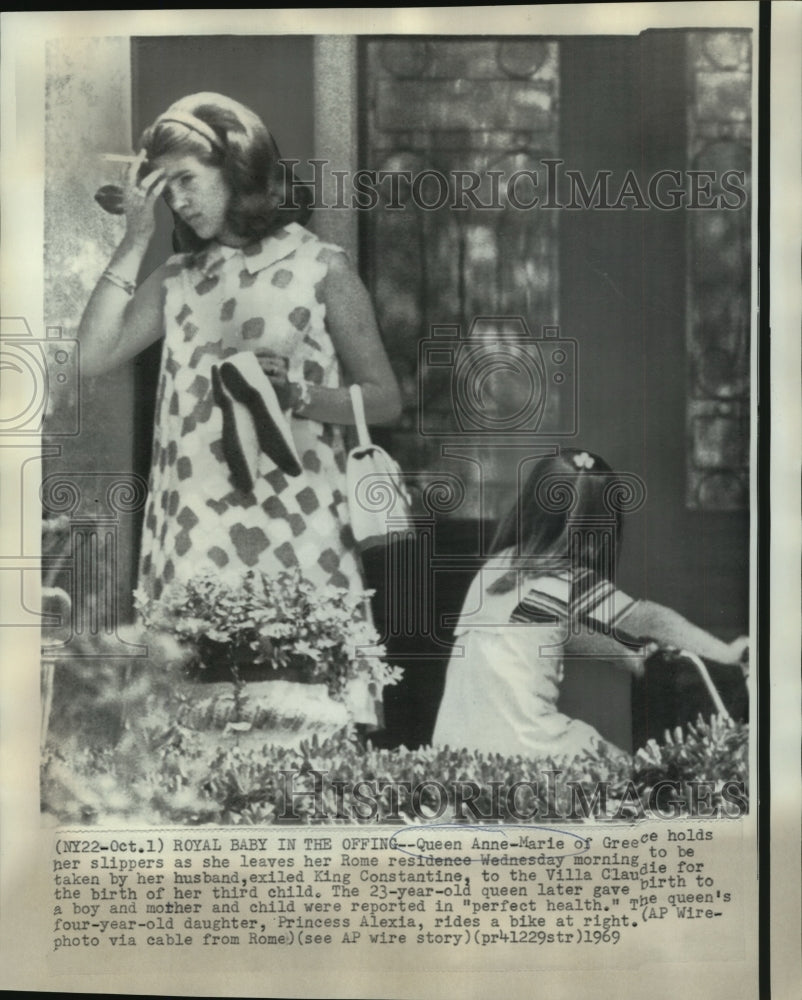 1969 Press Photo Queen Anne-Marie of Greece Leaves Home To Give Birth to Son - Historic Images