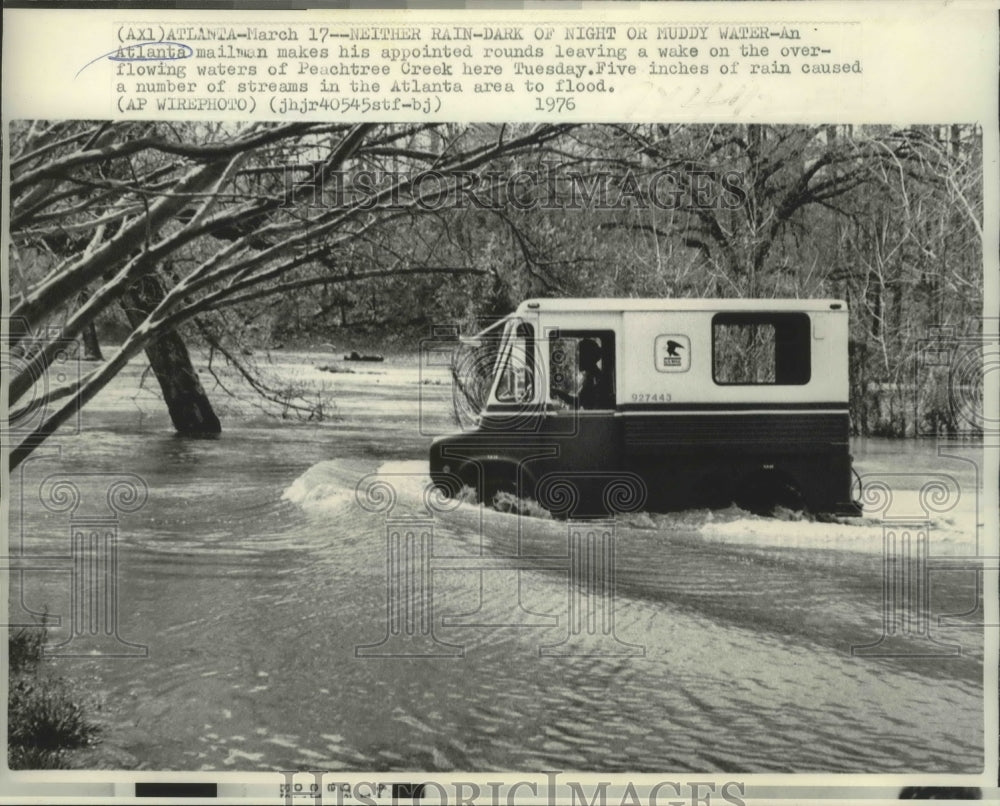 1976 Press Photo Atlanta Mailman Drives Through Flooding - Historic Images