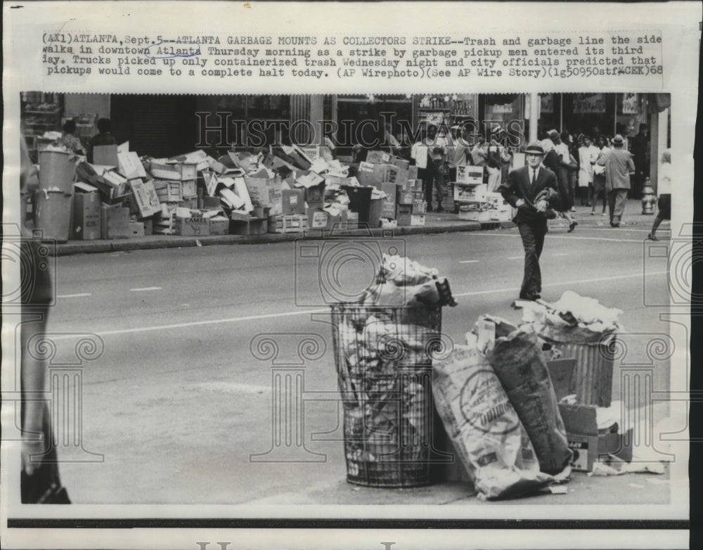 1968 Press Photo Atlanta Sanitation Worker Strike - Garbage Lining the Street - Historic Images