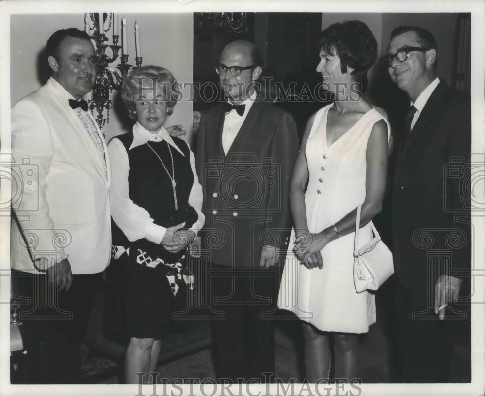 1969 Press Photo Albert Aschaffenburg with the Cieutats and McChesneys - Historic Images