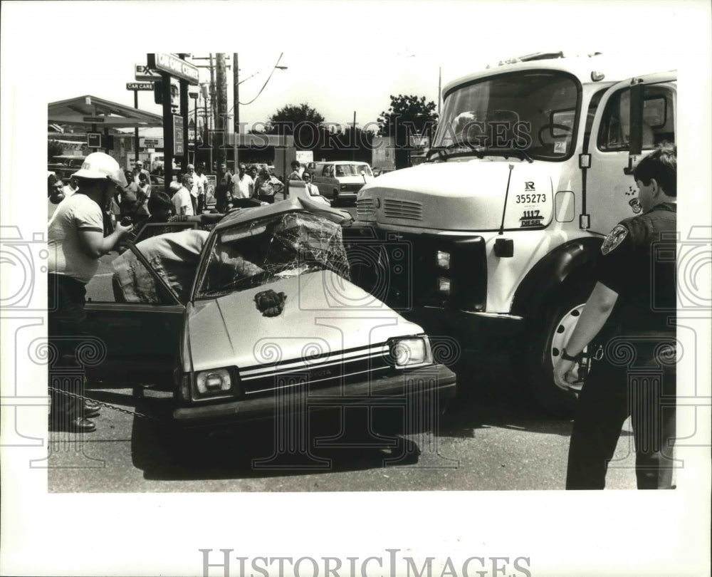 1986 Press Photo Auto Accident - Firemen with Car and Truck After Wreck - Historic Images