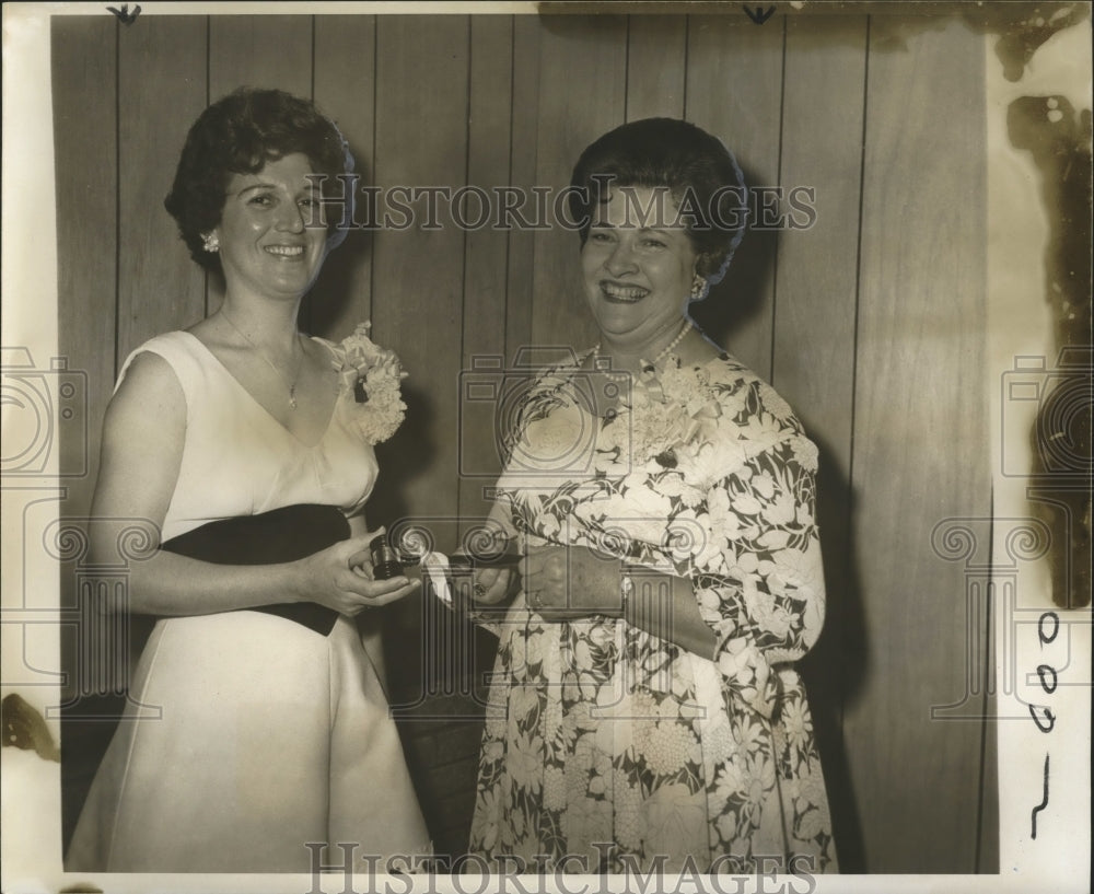 1968 Press Photo PBX Club of the West Bank - Charlene Attardo, Elaine Hill - Historic Images