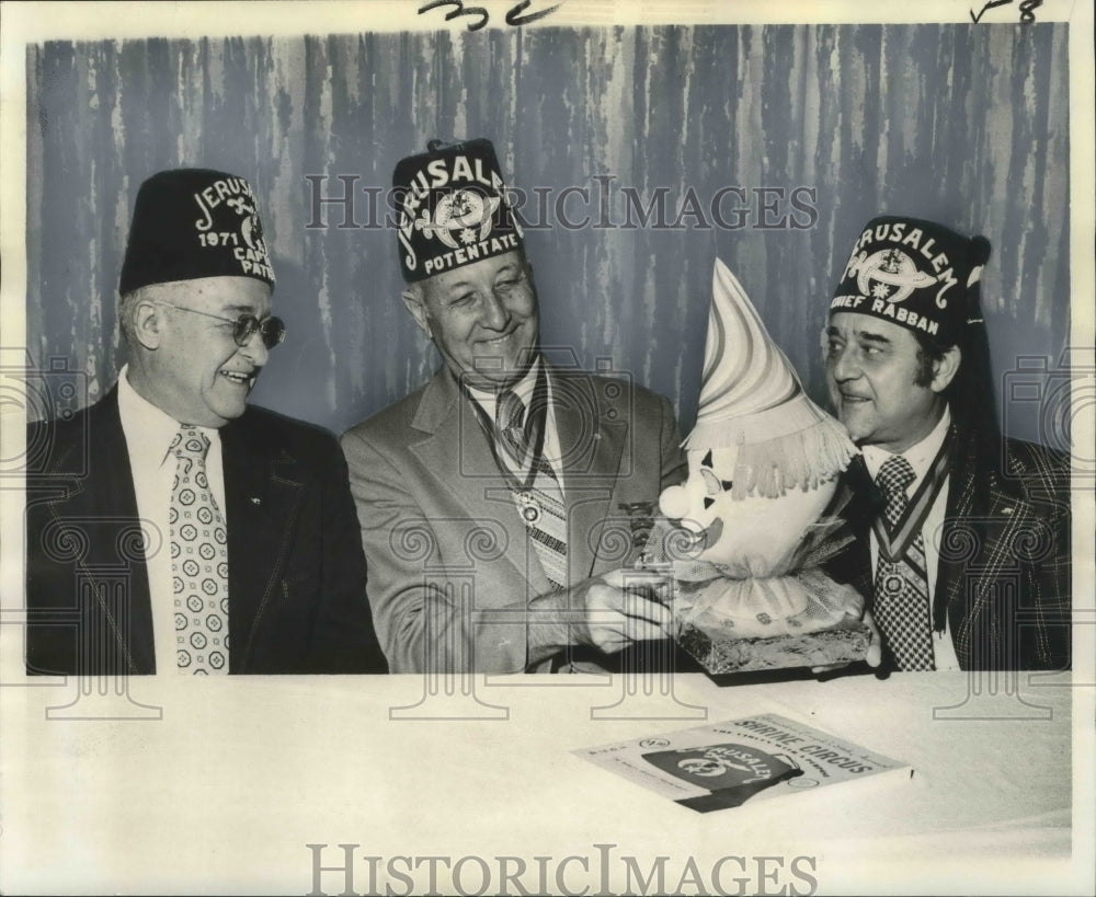 1975 Press Photo Charles Burkhardt, Stephen Asprodites, Dr. Arnold Smason - Historic Images