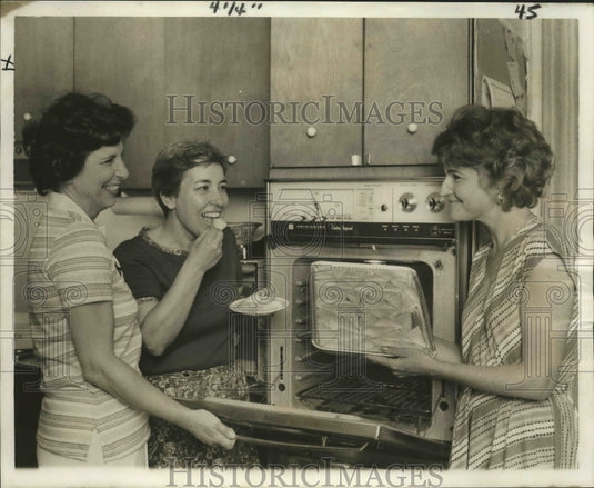1977 Press Photo International Night at the Opera - Organizers Make Event Food - Historic Images